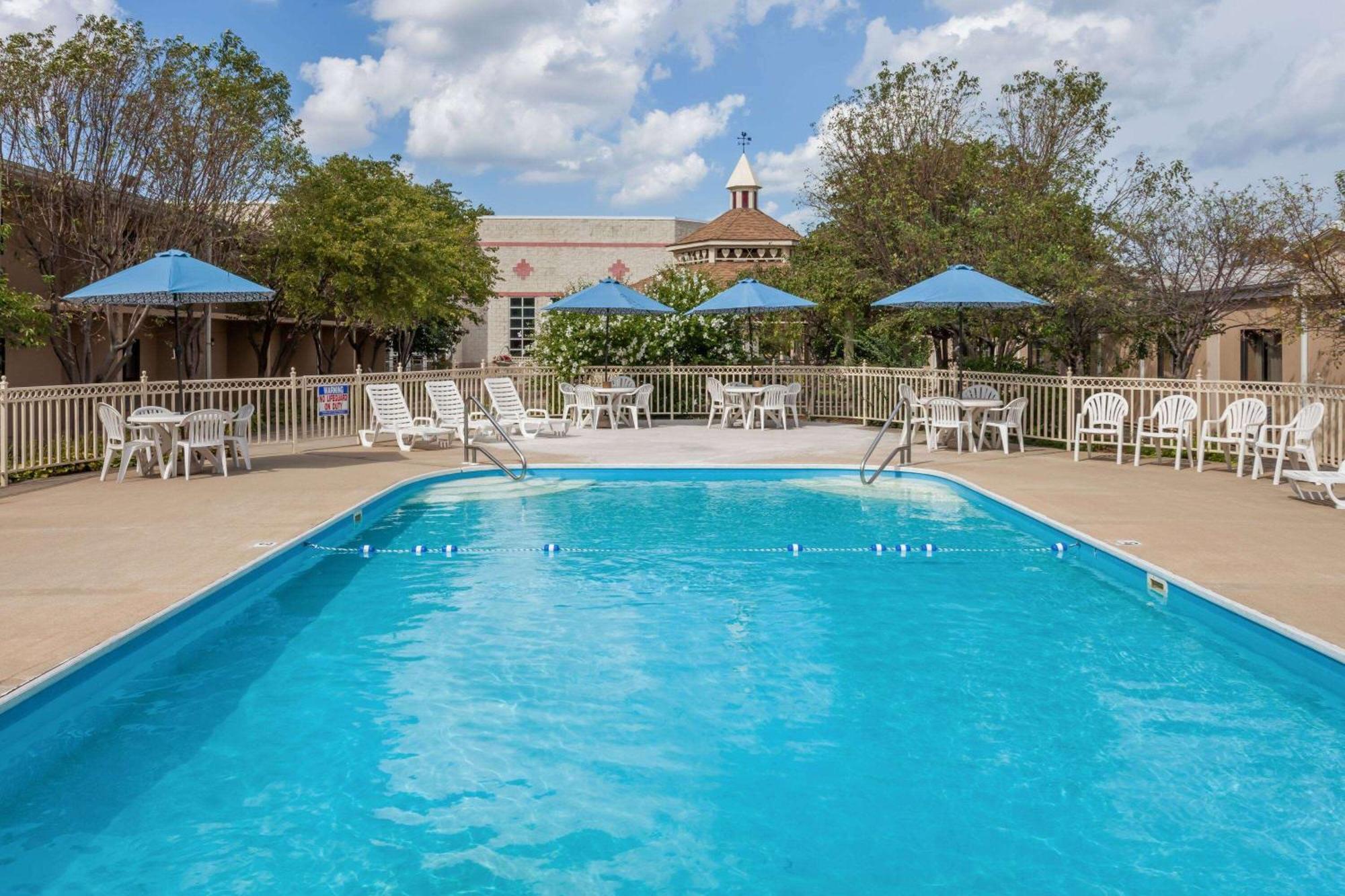 Ramada By Wyndham Hammond Hotel & Conference Center Exterior foto